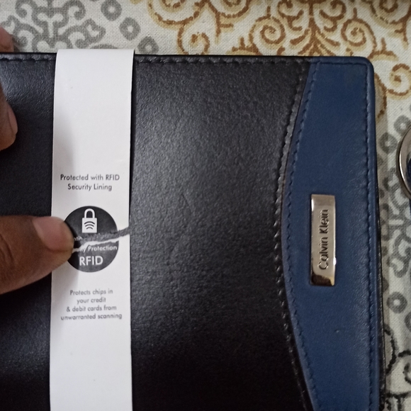 Calvin Klein - Picture 6 of 7